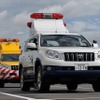パトロール車はトヨタ『ランドクルーザー100』、前に止まっているのが最近採用された新塗装を施したもの。