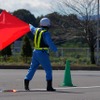後続車に事故発生を知らせる旗振りは重要な作業。