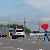 実際の高速道路に見立てて、クルマを走らせた状態で訓練を行う。