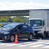 乗用車が中央分離帯に衝突、そこに後続のトラックが追突…という設定。