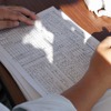 管制センターでは報告内容を書類に記載していく。