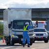 運転席に乗り込む場合は「車両が通行していない側」が原則。今回は左からの乗車を要請。