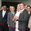 テープカットを前に挨拶する世界会議組織委員長パトリック・マックゴワン氏。その左がITSヨーロッパを代表Catharina Elmsäter-Svärd氏、ITSジャパン会長の渡邉浩之氏