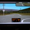 シミュレータの例２。横切る車両の情報を告知し、通過すると白い表示に切り替わる