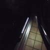 夜間の乗降を助けるサイドシルの照明。ドアアウターハンドルにも足元を照らす照明がある。