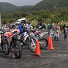 三宅島エンデューロレースは濃霧のため予備会場に変更された（22日・三宅島残土処分場）