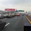 当局の緊急避難的措置で路肩が駐車場として開放されたタイ・バンコクの高速道路