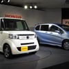 ホンダの新型軽乗用車、Nボックス（手前）とフリード・ハイブリッド