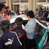 中嶋一貴選手が、御殿場市内の小学校でモータースポーツに関する特別授業を行った