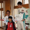 中嶋一貴選手が、御殿場市内の小学校でモータースポーツに関する特別授業を行った
