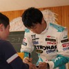 中嶋一貴選手が、御殿場市内の小学校でモータースポーツに関する特別授業を行った