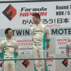 レース1の表彰台。中嶋一貴（左）とロッテラーが笑顔で健闘を讃え合う。3位は塚越広大。