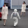 人の歩く方向を予測して、ぶつからないように進むASIMO