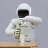 水筒のふたをひねって開けるASIMO