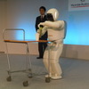 水筒のふたを開ける新型ASIMO