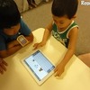 iPadを操作する生徒