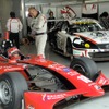いくつかのチームのピットには、FニッポンマシンとSUPER GTマシンが同居する。