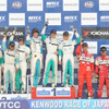 今年10月、鈴鹿でWTCCとの併催で開催されたS耐第4戦の表彰式。中央が柳田組、左が片岡組。