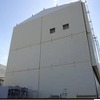 放射性物質拡散を抑制する取り組みで、崩壊した原子炉建屋をカバーする（1号機）