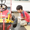 ピット工房で車両の組み立てを体験。