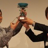 前回大会のチャンピオン、永塚伸洋さん（ホンダボディサービス栃木）からは、ウィナートロフィーとメダルが贈呈された。