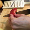 甘辛酢じょうゆタレに使うりんごは皮をむかずにそのまま切ってすり下ろし。