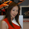 【東京モーターサイクルショー04】写真蔵…あの娘の笑顔に会える