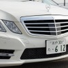 フロントグリルに埋め込まれているのは中距離用の77GHzレーダー。日本初採用の24GHz帯レーダーはバンパー（ヘッドライト下）の丸い部分。
