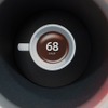 運転者の視線動向をカメラで監視しており、漫然運転になると休憩を促す。カップにコーヒーが注がれていく。