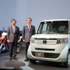 東京モーターショー2011 ホンダブース。向かって左から：CRF-250L、常務執行役員 日本営業本部長 峯川尚、代表取締役社長 伊東孝紳、N BOX