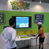 リコーのブースでは「激走！ 紙レーサー」を楽しめる。