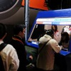 ナイター券は18時ちょうどに発売を開始。5日はブースを4つ開けていた。