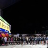 初の平日開催となった5日に目立ったのは、やはりサラリーマン風のスーツ姿の男性だった。