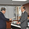 前田国交相に中間とりまとめの報告書を手渡す寺島座長（9日・国交省）