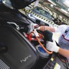ドイツ・ネッカースウルム工場でハイブリッド車の出荷前最終検査を行うアウディの技術者