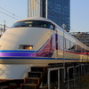 東京スカイツリーライティングデザイン「雅」をイメージした江戸紫カラーの東武100系スペーシア