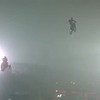 スノーモービルとバイクが運河をまたぐ大ジャンプに挑戦（動画キャプチャー）