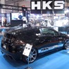 東京オートサロン12に出展したHKS。「アフターマーケットの売上げの退潮に歯止めをかけるべく、新たな切り口での復調を模索」（決算短信より）
