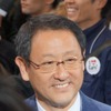 東京オートサロン2011トヨタブース、トークショーへの出演を終え、来場者との記念撮影に応える豊田章男社長