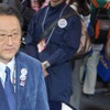 東京オートサロン2011トヨタブース、トークショーへの出演を終え、来場者との記念撮影に応える豊田章男社長
