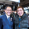 東京オートサロン2011トヨタブース、トークショーへの出演を終え、来場者との記念撮影に応える豊田章男社長