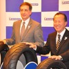 日本ミシュランタイヤは二輪用タイヤの発表会を開催した。ベルナール・デルマス社長（左）と内野真澄執行役員