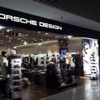 独フランクフルト・アム・マイン空港第1ターミナル内のポルシェデザイン直営店