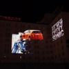 3Dプロジェクションマッピングで映し出されたシボレー ソニックの巨大クレーンゲーム（動画キャプチャー）