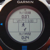 バーチャルパートナーの画面。上が仮想のランナーで、下が自分。この表示例ではペースを6分/1kmに設定してあり、70m、24秒先行していて、現在自分は停止中。