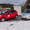 カーシェアリング用のフィット。赤は福祉車両で、シルバーはハイブリッド車。