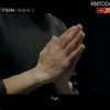 胸の前で手を合わせて語るおなじみのポーズも