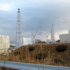 東京電力福島第一原子力発電所。免震重要棟裏より2、3号機原子炉建屋を臨む（1月10日）