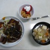 巡視船あかいし。あわせ調味料で前日から煮込んだ豚バラ肉に卵をキャベツにのせた丼。隠し味にゆず胡椒をきかせたけんちん汁