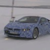 BMW i8のプロトタイプによる雪上テスト（動画キャプチャー）